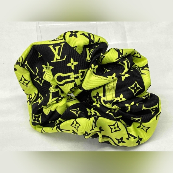 Like New Louis Vuitton Silk Monogram Hair Scrunchie! - Picture 10 of 10
